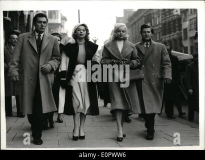 16 janvier 1957 - 16-1-57 Diana Dors cas continue au palais de justice. Aujourd'hui est le cinquième jour de Diana Dors apparence personnelle dans l'action de la haute cour dans lequel leader du groupe Eric Winston est en réclamant des dommages-intérêts contre le film star pour les allégations de violation de contrat. Le litige porte sur l'apparence personnelle elle n'a pas réussi à faire lors d'une matinée de Clacton minuit en 1954. Mlle Dors contre-affirmations pour de prétendues diffamations. Photo : Diana Dors et son mari Dennis Hamilton (à droite) avec leurs amis Patrick Holt et Sandra Dawn vu sur leur façon de cour ce matin. Banque D'Images