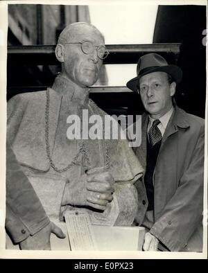 Mar. 26, 1957 - L'envoi en journée pour la sculpture-Royal Academy Summer Exhibition : photo montre M. George F. Campbell de Kensington-avec son plâtre sculpture en bronze de ''Pape''-arrivant à Burling Chambre ce matin-envoi-à jour pour sculpture pour la Royal Academy Summer Exhibition. Banque D'Images