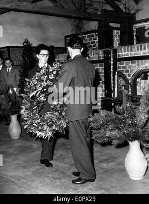 Une couronne est mis en mémoire à Dachau Banque D'Images