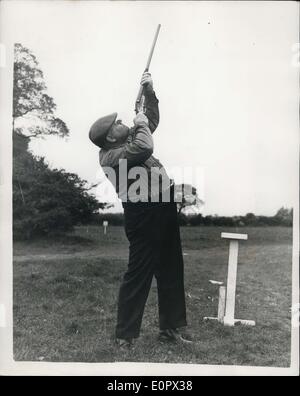 Le 29 janvier 1957 - Le Dr John Bodkin Adam - Tir au Pigeon d'argile. Eastbourne Médecin devant figurer sur accusation de meurtre : Photo montre : Le Dr John Bodkin Adams d'Eastbourne - qui doit figurer à l'Old Bailey le mois prochain sur l'accusation de meurtre d'un patient - en 1950. Cette photo a été prise en mai 1955 lorsque le Dr Bodkin-Adams ont pris part à la vingt-troisième édition des open championnats sportifs de Grande-Bretagne - détenues par l'Association Pigeon d'Argile - à l'ouest de Londres, des motifs de tir Northolt. Banque D'Images