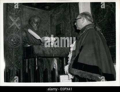 Avril 04, 1957 - cérémonie de commémoration annuelle de Stow en ville, anniversaire de la mort de l'historien célèbre ; le maire de Londres ce matin ont pris part à la commémoration annuelle de ranger à l'église St Andrew Undershaft dans la ville - à laquelle il a présenté un prix au gagnant du concours du Prix de l'essai et mis une nouvelle plume dans la main du buste de John Stow (1525-1605) l'historien célèbre qui a été enterré dans l'Église. La photo montre le maire Monsieur Welch Cullem place la nouvelle plume dans la main de il buste au cours de la cérémonie de ce matin. Banque D'Images