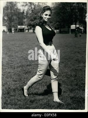 Avril 04, 1957 - elle n'est pas autorisé à porter ses mous le dimanche... Houswives local s'est plaint à l'entreprise de film-film quand Jackie Collins starlette portait ses pantalons serrés- au cours de fabrication de ''Barnacle Bill'' à Hunstaton à Norfolk.. Ils ont dit les creux ont été dégoûtant..Maintenant Jackie dit qu'elle n'aura pas les porter le dimanche- bien qu'elle affirme que les grands vents de la rendre plus légère à porter les creux qu'une jupe. Banque D'Images