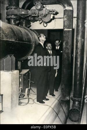 Avril 04, 1957 - Visite Royale. OPS : le prince Philip, escorté par le célèbre scientifique atomique français, le professeur Perrin (à côté de l'île) visite le centre atomique de Saclay ce matin. 10/57 avril Banque D'Images