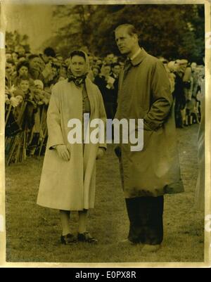 Avril 04, 1957 - Badminton Horse Trials. Deuxième jour. La Reine et le Duc. Photo montre de Sa Majesté la reine avec son mari le prince Philip. vu à Badminton aujourd'hui quand ils ont vu Deuxième jour de l'Horse Trials. Banque D'Images