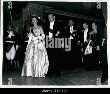 Avril 04, 1957 - Visite d'État à Paris. Reine à l'Opéra. Photo montre de Sa Majesté la Reine vu avec M. Coty, Président de la République française, lorsqu'elle est arrivée à l'Opéra de Paris pour la nuit dernière, un ballet gala performance. Le duc d'Édimbourg peut être vu derrière. Banque D'Images