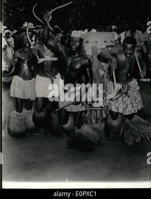 Avril 04, 1957 - Haut Commissaire s'est félicité par les danseurs : M. Gaston Cusin, haut-commissaire de l'Afrique de l'Ouest, est actuellement en visite dans les possessions françaises en Haute Volta et le Dahomey. Photo montre des danseurs et chanteurs d'effectuer pour le haut commissaire. Banque D'Images