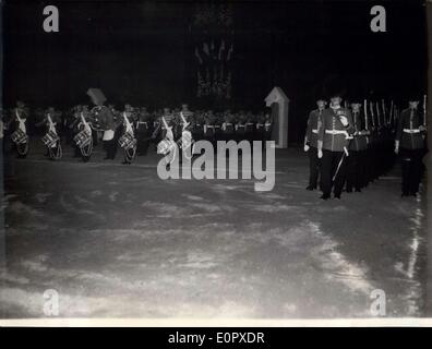 Avril 05, 1957 - Festival militaire franco-britannique ? Une démonstration de la Marine royale des hommes pendant la Festival militaire franco-britannique au Palais des Sports La nuit dernière. Banque D'Images