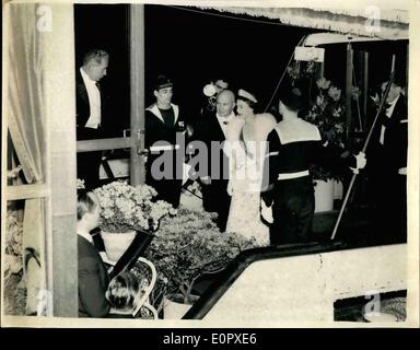 Avril 04, 1957 - Queen prend en bateau sur la Seine. Photo montre de Sa Majesté la Reine à propos de à bord du navire ''Brodes Fretigny'' - l'état de voyage le long de la Seine la nuit dernière. Banque D'Images