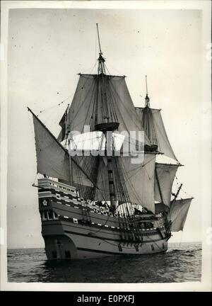 Avril 04, 1957 - ''MayFlower II'' feuilles sur l'Atlantique : le ''Mayflower II'' réplique du bateau utilisé par les Pères pèlerins dans leur parcours historique de Plymouth, Devon, à Plymouth, Massachusetts en 1620 a quitté Plymouth le samedi au début de la reprise de voyage. La photo montre le Mayflower II vu au début de c'est l'Atlantique de la Plymouth le samedi. Banque D'Images