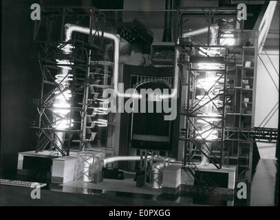 Avril 04, 1957 - Sur la Foire industrielle de Hanovre 1957 certains hommes modernes La puissance atomique-station ont été présentés. Photo montre : le modèle du réacteur atomique de la puissance-station à Calder Hall. Banque D'Images