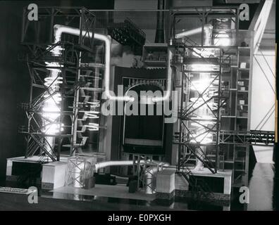 Avril 04, 1957 - Sur la Foire industrielle de Hanovre 1957 certains hommes modernes La puissance atomique-station ont été présentés. Photo montre : le modèle du réacteur atomique de la puissance-station à Calder Hall. Banque D'Images