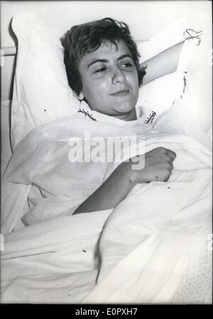 Avril 04, 1957 - Françoise Sagan : améliorer encore la santé ; Françoise Sagan, le célèbre romancier français, auteur du best seller ''bonjour, tristesse'' qui a été malheureusement blessé dans un accident est récemment cessé de récupérer dans la clinique où elle a été en traitement après l'accident. Photo montre la jeune auteure vu sourire sur son lit ce matin. Banque D'Images