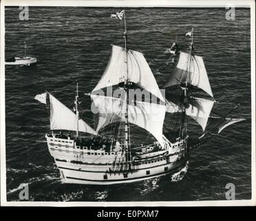 17 avril 1957 - Le ''Mayflower II'' à la voile à la lumière : le Mayflower II s'est rendu à pleine voile pour la première fois hier Banque D'Images