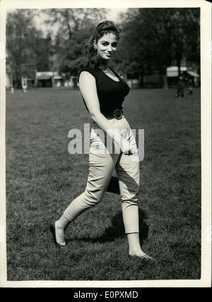 20 avril 1957 - Il est maintenant autorisé à porter ses mous dimanche. : Local Housewive's s'est plaint à l'entreprise de film film quand Jackie Collins starlette portait ses pantalons de combat serré lors de décisions de Barnacle Bill à Hunstanton à Norfolk. Ils ont dit que le wre pantalons dégoûtant. Jackie maintenant dit qu'elle n'aura pas les porter le dimanche bien qu'il dit que les grands vents de la rendre plus légère à porter les creux qu'une jupe. Banque D'Images