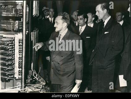 Avril 04, 1957 - Visite Royale : photo montre : le Prince Philip étant montré le gentre atomique de saclay par le professeur Perin, le célèbre french atomic scien ce matin. Banque D'Images