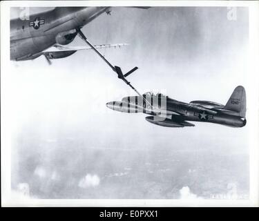 Juin 06, 1957 - Flying Stations-service : un Boeing KC-97 Tanker, en haut à gauche, ravitaille une république F-84 Thunder Jet de combat en vol. Banque D'Images