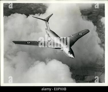 Juin 06, 1957 - Au-delà du mur du son à l'envers. Quatre de la Grande-Bretagne-jet à aile crescent Victor bomber a envoyé au travers du mur du son sur un vol d'essai de routine et l'un des trois hommes en c'est M. P. Langston, vol, observateur dans un siège tourné vers l'arrière, qui se sent maintenant qu'il est probablement le premier homme à avoir franchi le mur du son en arrière. La haute altitude, des bombardiers stratégiques à long rayon d'action sont dans la production pour la Royal Air Force. Photo : montre le Handley Page Victor bomber (XA917) qui a volé à travers le mur du son. Banque D'Images