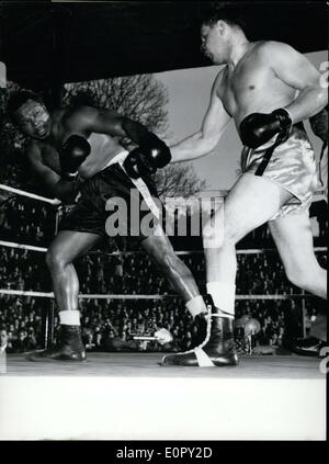 01 mai 1957 - Aujourd'hui 1er mai 1957, le champion du monde poids mi-Archie Moore, en provenance des États-Unis, est allé facilement à pied Banque D'Images