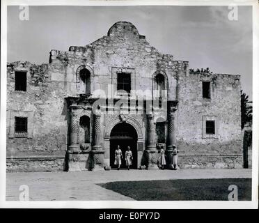 Mai 05, 1957 - L'Amérique rend hommage à ses morts à la guerre : l'Alamo à San Antonio, Texas représente l'Héroïsme d'hommes tels que le Colonel William B. Travis, James Bowie et Davy Crocket, dans la lutte pour l'indépendance du Texas. Cette fortification historique qui est maintenant Pre-Served comme un monument national a été utilisé à l'origine une mission franciscaine. Photo de l'armée américaine officielle publiée par le Département de la Défense à Washington, D.C. Banque D'Images