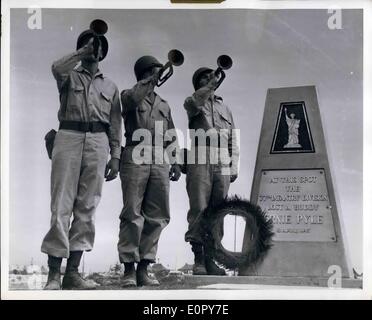 Mai 05, 1957 - L'Amérique rend hommage à ses morts à la guerre : Ernie Pile, le célèbre correspondant de guerre de la Seconde Guerre mondiale, a perdu la vie qui couvre l'invasion de l'IE Shima dans le Pacifique. Les hommes de la 77e Division d'infanterie de l'armée ont marqué l'endroit où il a été tué avec un mémorial. Photo de l'armée américaine officielle publiée par le Département de la défense de Washington, D.C. Le Re-Released Banque D'Images