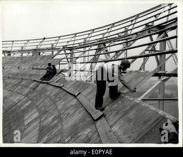 Juin 26, 1957 - Plus grand radiotélescope au monde pour la recherche scientifique dans l'atmosphère. : Le plus grand radiotélescope au monde a été présenté à la presse hier pour la première fois. Construit à l'Observatoire Jodrell Bank, Cheshire pour Manchester University- au coût d'environ 650 000 ?- il se compose d'un gigantesque bol de maille en cuivre pesant 780 tonnes et suspene entre deux tours de 180 m de hauteur. Des fonds pour ses constructions ont été présentés par le ministère de la recherche scientifique et industrielle et la Fondation Nuffield. Le diamètre de la cuvette est de 250 ft- et l'antenne mâts sont 62 m de hauteur Banque D'Images