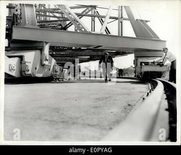 Juin 26, 1957 - Plus grand radiotélescope au monde pour la recherche scientifique à l'atmosphère:Le plus grand radiotélescope au monde a été présenté à la presse hier pour la première fois. Construit à l'Observatoire Jodrell Bank, Cheshire pour l'Université de Manchester à un autre d'environ 650 000 ?- il se compose d'un giggntic maille cuivre bol pesant 750 tonnes suspendue entre deux tours 180ft. Les fonds pour sa construction ont été fournis par le ministère de la cuvette est de 250 ft. et les mâts série 821/2 ft de haut. Le poids total de ses pièces en mouvement est 2 000 tonnes Banque D'Images