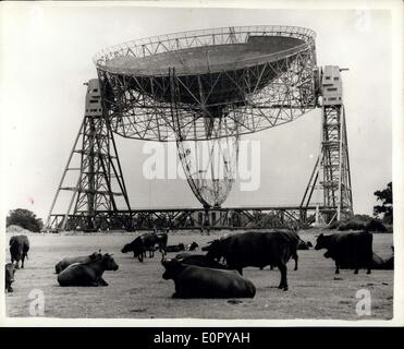 Juin 26, 1957 - Plus grand radiotélescope au monde pour la recherche scientifique dans l'atmosphère : le plus grand radiotélescope au monde a été présente à la presse hier pour le tireur. Construit à Jordell Bank, Cheshire pour l'Université de Manchester - pour un coût d'environ 50 000 - il se compose d'un gigantesque bol de maille en cuivre de 50 ton et suspendu entre deux tours de 180 m de hauteur. Les fonds pour sa construction ont été provideby le ministère de la recherche scientifique et industrielle et la Fondation Nuffield. Le diamètre de theb bol 250ft. - Et les mâts sont searil 621/2 high ft. Banque D'Images