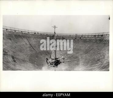 Juin 26, 1957 - Plus grand radiotélescope au monde - a été montré à la presse hier pour la première fois.Construit à l'Observatoire Jodrell Bank, Cheshire pour l'Université de Manchester, à un prix d'environ 650 000 ?- il se compose d'un gigantesque bol de maille en cuivre pesant 750 tonnes et suspendu entre deux tours 180 ft.grande.Les fonds pour sa construction ont été fournis par le ministère de la recherche scientifique et industrielle et la Fondation Nuffield.Le diamètre de la cuve est de 250 ft. et la hauteur de l'antenne mâts est 621/2ft Banque D'Images