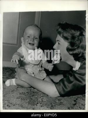 Juillet 07, 1957 - L'introduction de la télévision la plus jeune étoile Andrew - âgés de 7 mois : 7 mois Andrew Manwaring avec sa mère Pat Modèle Manwaring après avoir ''atterri'' une T.V. contrat pour une série de films publicitaires. Il est donc le plus jeune du monde T.V. étoiles mais il ne s'inquiète pas du tout. Banque D'Images