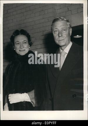 Mai 05, 1957 - Le duc et la duchesse de Windsor arrivent à Londres : le duc et la duchesse de Windsor est arrivé à la gare de Victoria ce matin - après avoir voyagé de nuit de Paris. Photo montre : le duc et la duchesse de Windsor le rival au Victoria ce matin. Banque D'Images