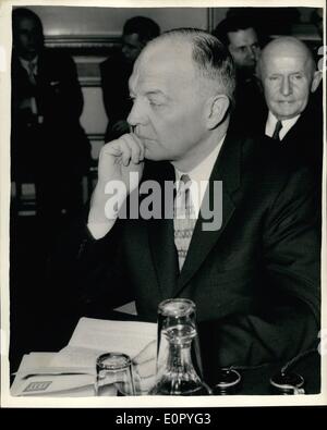 Mai 05, 1957 - Sous-comité du désarmement des Nations Unies Réunion d'ouverture à Manchester House : La série actuelle de la réunion du Sous-comité de l'Organisation des Nations Unies à Lancaster House, Londres. Poof Représentants de la Grande-Bretagne, de la France, États-Unis, Canada et la Russie sont en partie. Phot montre M. Stassen (États-Unis) vu à la Conférence d'aujourd'hui. Banque D'Images