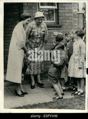 Mai 05, 1957 One-Boy - 'Show' pour la princesse. : Même si les autres enfants ne sont pas amusé, cinq ans Peter marque un grand succès avec la Princesse Margaret. Il met sur son étrange 'performance' lors de la visite de la princesse, Dr. Bernardo 's home à Hallow Hallow, Parc, près de Worcester hier. Droit de la princesse est Mme M. Neal, surintendant de l'Hallow Park. La princesse est allé à trois gîtes dans le parc où environ 45 enfants vivent dans la maison mère d'expérience. Hallow Park est un centre d'accueil pour les enfants retirés de la maison unsatifactory et environs. Banque D'Images