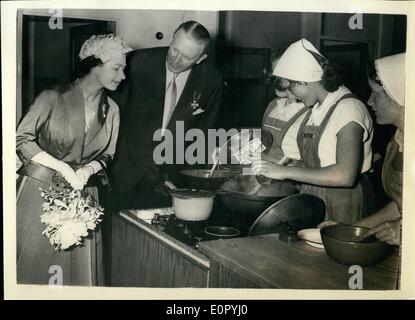 05 mai 1957 - Visite d'État au Danemark l'inspection des cuisines des écoles : photo montre la reine avec une inspection officielle des écoles les cuisines pendant une visite à l'école Skovgard, Copenhague au cours d''État. Banque D'Images