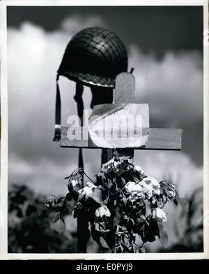 Mai 05, 1957 - L'Amérique rend hommage à ses morts à la guerre : des civils français érigé ce silence en hommage à un soldat américain qui a été tué à Carentan, France, durant l'invasion de Normandie, Juin, 2944. Banque D'Images