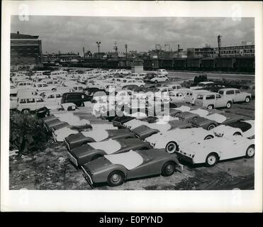 Juillet 07, 1957 - Chargement : La voiture de la Southland S.S. United States Lines a récemment chargé dans West India Dock, London, le plus gros lot d'automobiles qu'elle ait jamais adoptée. Chaque voiture était à destination des Statesw. Jusqu'à la fin du mois d'avril dernier, la Grande-Bretagne avait exporté 27 006 aux États-Unis, contre 8 304 pour la même période l'an dernier. Photo montre des voitures de sport à l'honneur en l'envoi de Southland pour les États-Unis. Banque D'Images