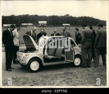 Juillet 07, 1957 - Nouvelle Fiat 500 Italiennes a démontré à Brands Hatch : La nouvelle Fiat italien ''500''une voiture devait être vu en démonstration sur la piste de course à Brands Hatch, cet après-midi. La voiture est au prix 556 &pound;inclus de P.T. Il est en 479 cc refroidi par air moteur et est équipé d'un toit de soleil. La voiture n'environ 50 mpg et a disposition fun deux adultes et deux enfants. La photo montre la vue de la nouvelle Fiat 5000 inspectés par les portes ouvertes montrant pressiers et le coffre avant ouvert. Banque D'Images