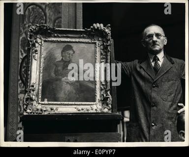 07 juillet 1957 - Weinberg Art Collection en vente à Londres ; la vente a commencé ce matin chez Sotheby's de la collection William Weinberg de peintures impressionnistes françaises évaluées à plus de 500 000. Photo montre ''Portrait de Madame Cézanne'' de Paul Cézanne (1871-73) qui a été vendu pour 19 000 aujourd'hui. Banque D'Images