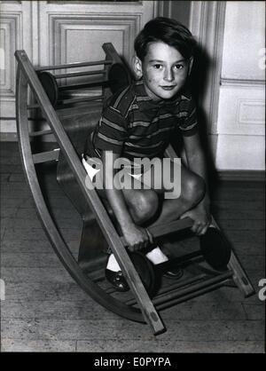 Juillet 07, 1957 - présentés lors de l'exposition ''Bon'' dans Morsenbroich Château près de Leverkusen, à partir de Juillet 22, 1957. Ce jouet peut être utilisé comme un chariot, mais aussi transformé en un swing ( voir notre photo ), avec l'ajout de coureurs - traîneau comme en hiver, et aussi en tant que jardin-swing. Le siège est construit de telle manière que si la rotation est retourné dans le but d'être utilisé comme un chariot, ce dernier a également un siège. Cela non seulement pratiques, mais aussi de belles gadget a été faite dans l'Erzgebirge. ( Pour les lecteurs-questions : faites par Gottfried Lenz, Berghiesshubel en Saxe) Banque D'Images