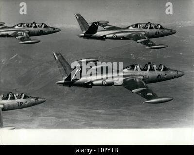 Mai 05, 1957 - Paris : l'Aviation montrer ''Magister'', une formation deux places jet construit pour l'École de l'air de l'armée française. 2 jets de Turbomeca. Vitesse de croisière d'environ 700 km par heure. Ceilina : 12,000 mètres. Banque D'Images