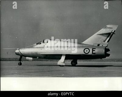 Mai 05, 1957 Paris - salon de l'Aviation. Le Gerfaut spécialement conçus pour les avions en aile delta. Équipé de turbo jet Atar G . Vitesse supersonique. Il détient plusieurs records du monde de vitesse force ascensionnelle. 25 mai/57 Banque D'Images