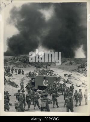 Le 08 mai 1957 - TOURNAGE DE L'évacuation de Dunkerque - À CAMBER : Quatre mille troupes participent à la réorganisation de l'énaction célèbre pour l'évacuation de Dunkerque, Ealing photo ''unkirk''. Depuis la côte nord de la France est ainsi construit de manière à être presque méconnaissable de l'enfer sur terre qui existaient en 1940, les plages et dunes de sable de carrossage, près de Rye, dans le Sussex, ont été choisis pour les scènes. Photo : Keystone montre- vue générale de la scène sur la plage à Camber, pendant la réalisation du film aujourd'hui. Banque D'Images