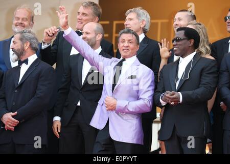 (L-r) Haut Dolph Lundgren, Harrison Ford, directeur Patrick Hughes, acteurs Antonio Banderas, (avant l-r) Mel Gibson, Jason Statham, Sylvester Stallone, Ronda Rousey et Wesley Snipes assister à la première de '3 hybrides au cours de la 67e Festival International du Film de Cannes au Palais des Festivals de Cannes, France, le 18 mai 2014. Photo : Hubert Boesl AUCUN SERVICE DE FIL Banque D'Images