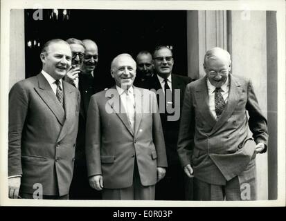 Juillet 07, 1957 - M. DULLES REPAS AVEC M. ZORIN. M. John Foster Dulles, le Setary d'État des États-Unis, a rencontré aujourd'hui M. Z Banque D'Images