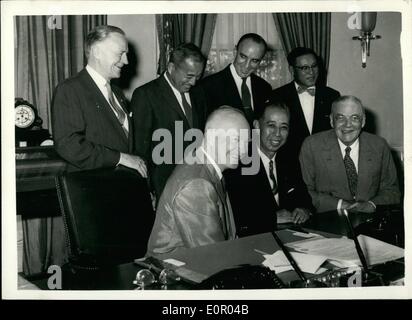 Juillet 07, 1957 - Le Premier ministre rencontre le président Eisenhower. : S. E. M. Nobuseke Kishi le Premier Ministre japonais, qui est en visite aux États-Unis a appelé le président Eisenhower à la Maison Blanche, à Washington pour des entretiens. Photo montre du groupe au cours de la réunion à la Maison Blanche de Washington. Assis de gauche à droite : le président Eisenhower, Nobuseke Nishi et Mme John Foster Dulles. L'article l-R : L'honorable Takizo Matsumoto, membre de la Chambre des représentants ; l'honorable Douglas Asakai, l'Ambassadeur du Japon aux États-Unis. Banque D'Images