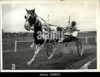 Juillet 07, 1957 - Trotting vient à Londres : une pratique course a eu lieu ce matin au stade de Woolwich, - pour la première réunion de trot s'y tiendront le samedi suivant. On croit que le sport va s'avérer être tout aussi populaire re comme il est dans l'United States - sur le continent et en Australie. Photo Keystone montre M. Reg. Prescott de claygate, Esher - riding ''Dans'' - garçon au cours de la formation à Woolwich ce matin. Banque D'Images