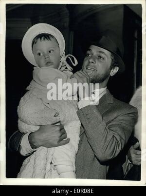 25 mai 1957 - Tony Curtis arrive avec une barbe ; Hollywood film star Tony Curtis est arrivé ici hier avec son épouse, Janet Leigh, et sa petite fille, Kelly, qui est presque un an. Tony est venu ici, moins sa fameuse coupe de cheveux, mais avec le début d'un beard - qui est nécessaire pour le film ''Les Vikings, dont lui et sa femme sont venus pour le faire. Photo montre Tony Curtis, portant une barbe, tient sa fille de bébé, Kelly, après son arrivée à Londres. Banque D'Images