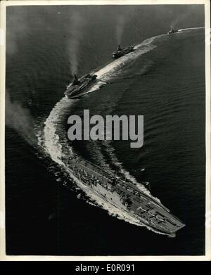 28 mai 1957 - La Home Fleet accueille la Reine. Scène de l'air. La Home Fleet a salué sa majesté la Reine et le duc d'Édimbourg à leur arrivée hier dans les eaux écossaises à bord du yacht royal Britannia du Danemark. La flotte escorté le navire à son ancrage dans le Cromarty Firth. Photo : Keystone montre porte-avions de l'eau en ligne pour l'accueil de la Reine comme vu de l'air au large de la côte de l'Écosse. Ils sont l'avant à l'arrière : Ark Royal, Albion et de l'océan avec derrière le croiseur Gambie. Banque D'Images