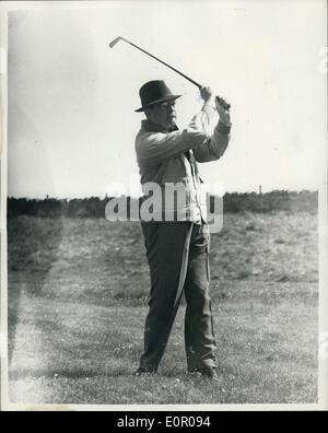 28 mai 1957 - Le Premier ministre fréquente le golf:Photo montre Mr.le premier ministre Harold Macmillan vu jouer un fer tiré sur le premier trou de golf lors d'une session à Muirfield, près d'Édimbourg durant la fin de semaine. Banque D'Images