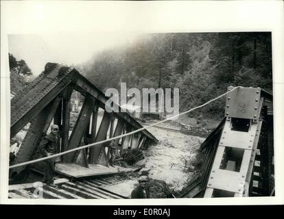 Juin 06, 1957 - inondations en Italie. : de vastes zones dans le Piémont, dans le Nord de l'Italie ont été inondées lors de la rivière Po éclate ses rives en plusieurs endroits. Cette photo montre le pont de chemin de fer a été détruit par les eaux de crue à Salabertano. Banque D'Images