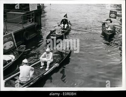 Juillet 07, 1957 - ''LEVER'' WAN DANS LA TAMISE... Le Swan traditionnels augmentant a débuté ce matin sur la Tamise.. La procédure a été réalisé par M. Richard Turk les 82 ans, le gardien de Swan la Worshipful Company of Vintners.. M. Turk a mené à bien cette tâche au cours des 54 dernières années - il est 82. Son frère, M. F. Tunk, gardien de la reine des cygnes - a également pris part. Photo : Keystone montre- Scène sur la Tamise - près de H.M.S. Le président le navire de formation ce matin que Swan a commencé. surenchère Banque D'Images